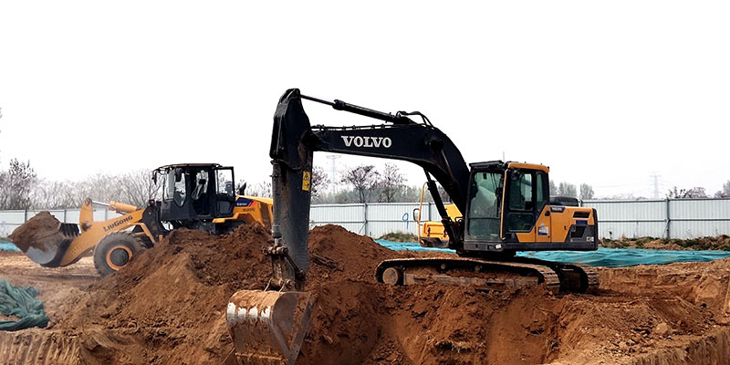 威廉希尔williamhill工业园项目施工挖地基